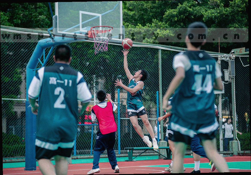 场馆外立面与入口闸机的钢灰色调画面